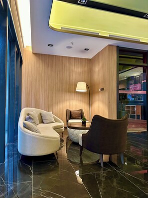 Coin salon dans le hall