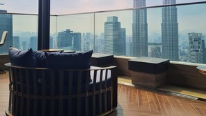 Habitación en un rascacielos con vistas panorámicas a las Torres Petronas.