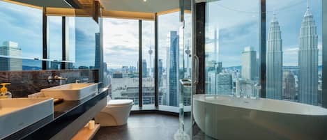 Panoramic Two Bedroom Suite Petronas Twin Towers View | 深めの浴槽
