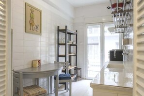 Frigorifero, forno, piano cottura, pentole/stoviglie/utensili