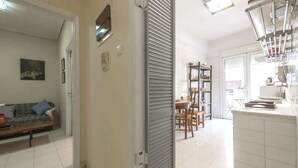 Una cocina moderna con armarios blancos, horno empotrado y campana extractora de acero inoxidable.