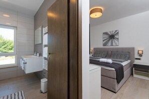 4 bedrooms, in-room safe, iron/ironing board, travel crib