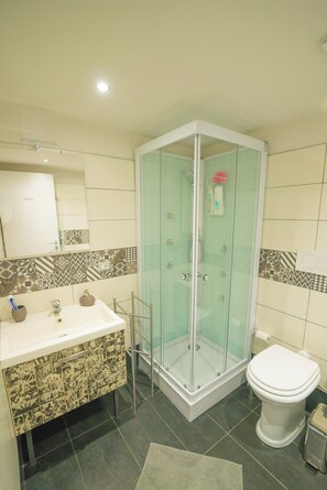 Duplex, para não fumantes, cozinha | Banheiro | Chuveiro, chuveiro com efeito de chuva, roupões de banho, bidê