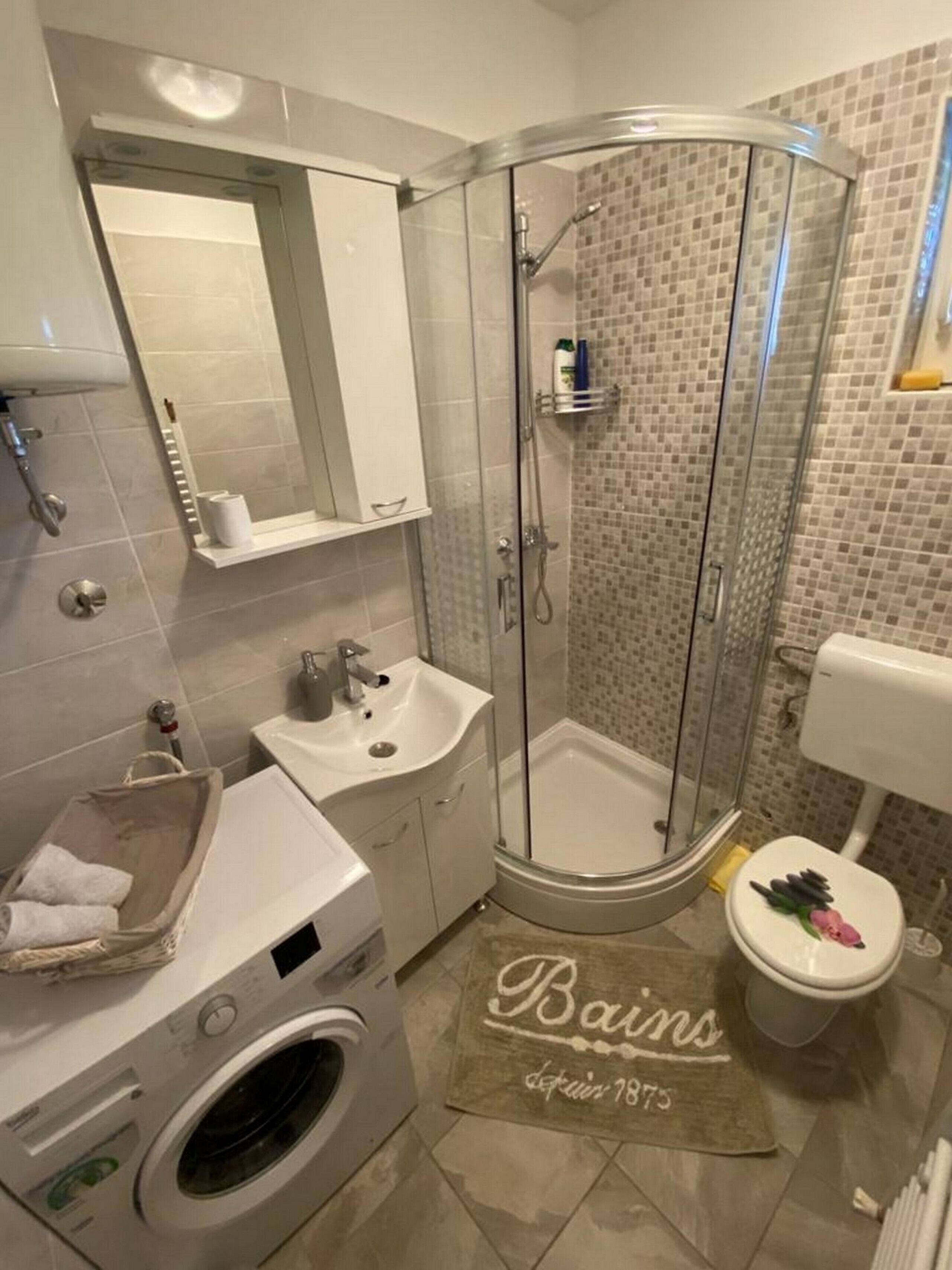 Suihku, hiustenkuivaaja, pyyhkeet