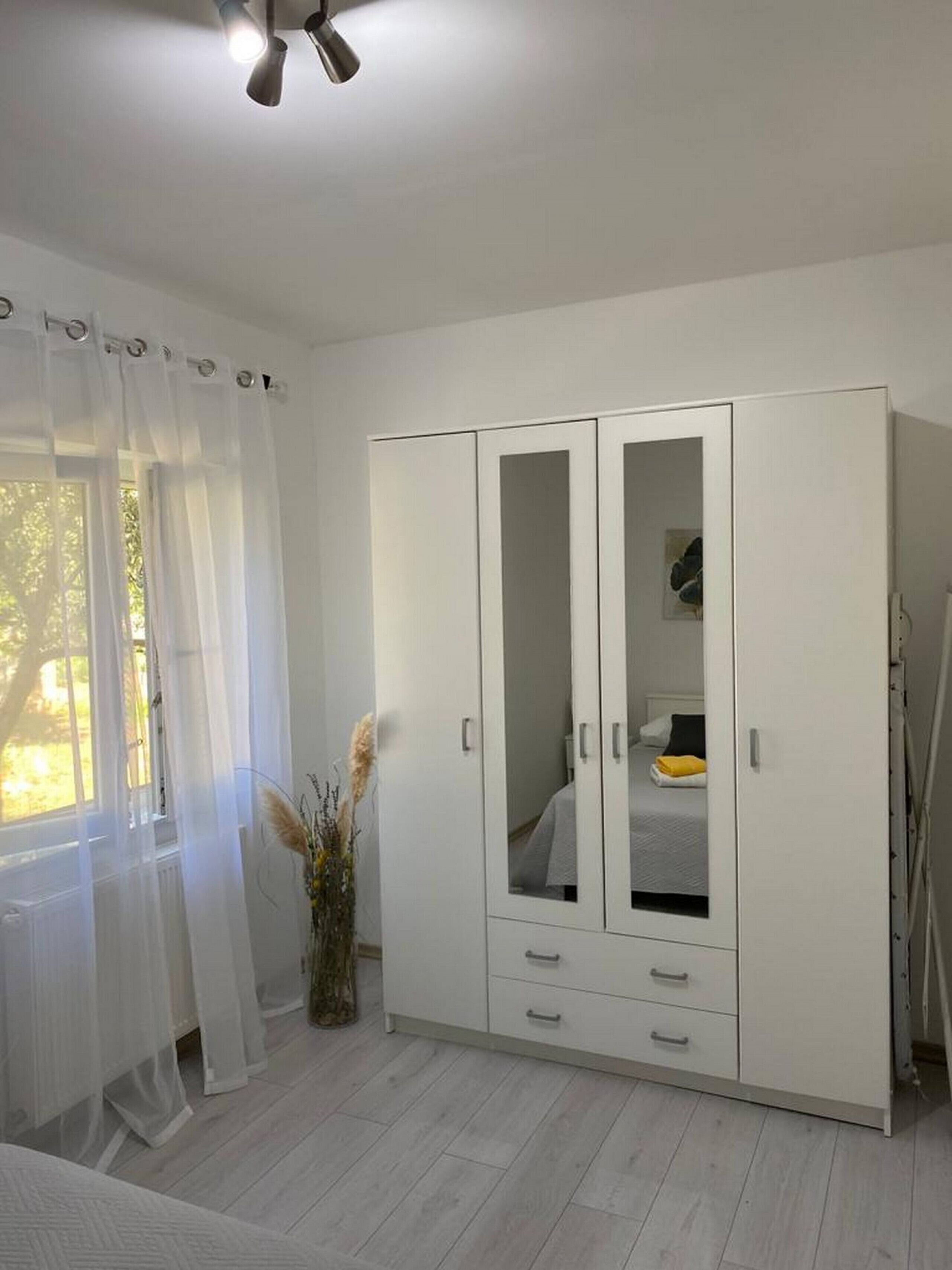 Silitysrauta/-lauta, ilmainen Wi-Fi, vuodevaatteet