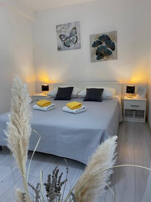 Iron/ironing board, free WiFi, bed sheets