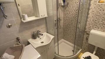 Dusj, hårføner og håndklær