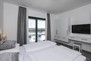 4 slaapkamers, een bureau, een strijkplank/strijkijzer, reisbedje