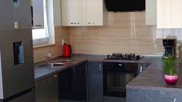 Kühlschrank, Mikrowelle, Ofen, Geschirrspüler