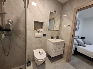 Douche, articles de toilette gratuits, sèche-cheveux