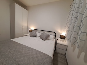 6 bedrooms, iron/ironing board, travel cot, free WiFi