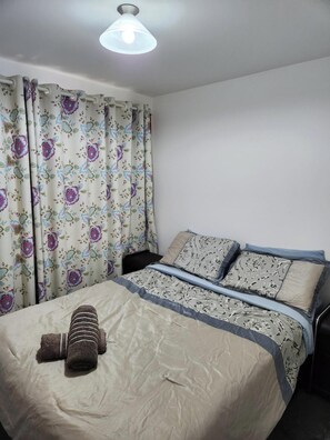 4 bedrooms, desk, iron/ironing board, WiFi