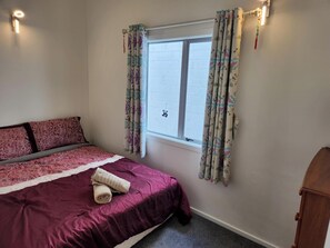 4 bedrooms, desk, iron/ironing board, WiFi