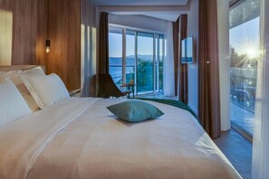 4 bedrooms, in-room safe, iron/ironing board, free WiFi