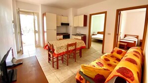 Een knus verblijf met een eethoek, kitchenette en een bed.