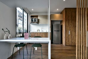 Kokeplater, kaffetrakter/tekoker og kjøkkenutstyr