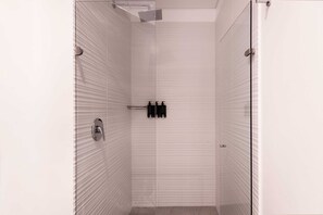 Dusche, Haartrockner, Handtücher, Shampoo