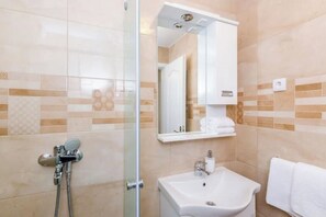 Regadera, toallas, jabón, papel de baño