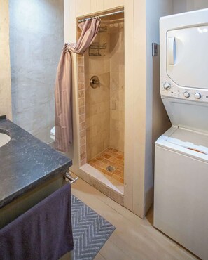 Ducha, secador de pelo y toallas