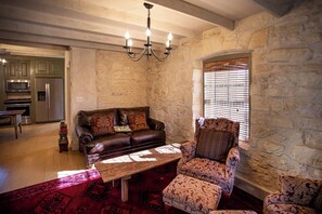 Una televisión, una chimenea, una oficina