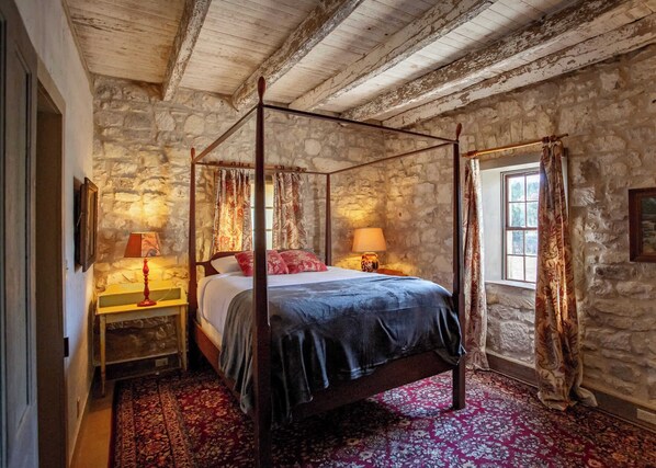 2 bedrooms, desk, WiFi, bed sheets