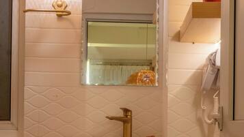 Studio Premium | Kamar mandi | Bathtub dan shower terpisah dan perlengkapan mandi gratis