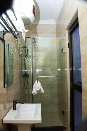 Douche, chaussons, serviettes fournies, savon
