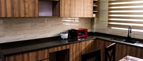 Réfrigérateur, four à micro-ondes, lave-vaisselle