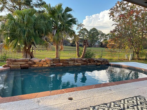Charming & Bright Retreat - Luxe Pool - Golf Views!