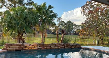 Charming & Bright Retreat - Luxe Pool - Golf Views!