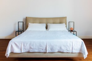 1 chambre, fer et planche à repasser