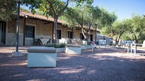 A stone building with outdoor seating and a paved patio. - Residence L'Antico Frantoio - No. 6 Bilo 4 (Puglia)