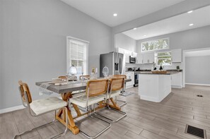 Dining - Walk right to the sand! Coastal holiday getaway with airy balconies and sunset views, near Anna Maria Island. (Palmetto)