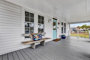 Terrace/patio - Walk right to the sand! Coastal holiday getaway with airy balconies and sunset views, near Anna Maria Island. (Palmetto)