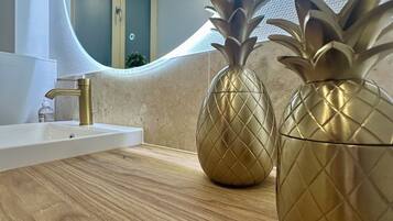 Dusche, Haartrockner, Handtücher