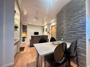 Dining - Casa Jaubertie -Cosy & Chaleureux T2 -Hyper centre (Brive-la-Gaillarde)