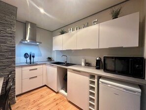 ثلاجة، ميكروويف، ماكينة لصنع القهوة/الشاي، محمصة خبز