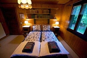 4 bedrooms, desk, iron/ironing board, travel cot - Spacious family chalet near Villars (Huémoz)