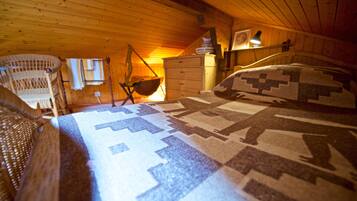 4 間睡房、書桌、熨斗/熨衫板、可攜式嬰兒床