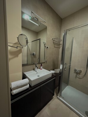 Dusche, kostenlose Toilettenartikel, Haartrockner, Bidet