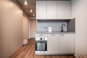 Réfrigérateur, four, lave-vaisselle, bouilloire électrique