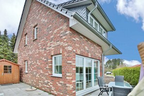 Outdoor dining - Welcome to the vacation home "Min Söl" in apartment 1 and 2 in Scharbeut (Scharbeutz)