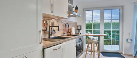 Fridge, oven, stovetop, dishwasher