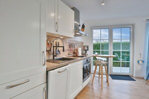 Fridge, oven, stovetop, dishwasher - Welcome to the vacation home "Min Söl" in apartment 1 and 2 in Scharbeut (Scharbeutz)