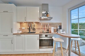 Réfrigérateur, un four, surface de cuisson, lave-vaisselle