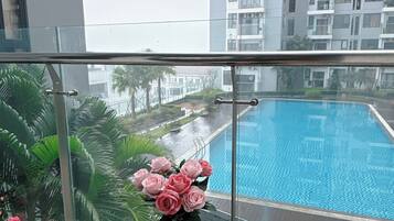 2 bedrooms, desk, laptop workspace, soundproofing