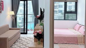 Un soggiorno moderno con un divano, un tavolino e vista su una piscina.