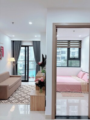 Premier Suite, 2 Bedrooms, City View | 2 bedrooms, desk, laptop workspace, soundproofing