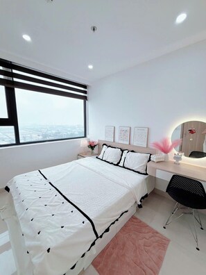 2 bedrooms, desk, laptop workspace, soundproofing - Minh Anh Apartment (Hue)