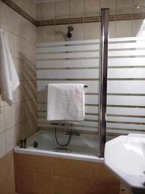 컴포트 아파트, 침실 1개, 발코니 | 욕실 | 욕조, 헤어드라이어, 타월, 비누